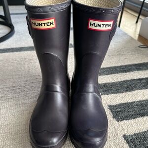 Hunter Original Short Rain Boots + Black
Fleece Liners - Plum - Women's 6